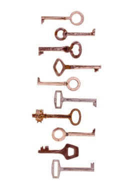 Beyaz arka planda izole edilmiş eski vintage anahtarlar. Birkaç çeşit eski eski anahtar. Eski anahtarlar. Farklı anahtarların bileşimi.