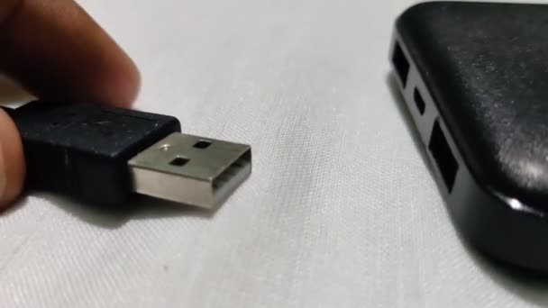 Entfernen Von Kabel Mit Usb Anschluss Aus Dem Elektronischen Gerät — Stockvideo