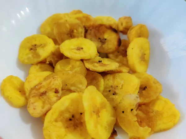 Foco Seletivo Deliciosos Chips Banana Cor Amarela Isolados Fundo Branco — Fotografia de Stock