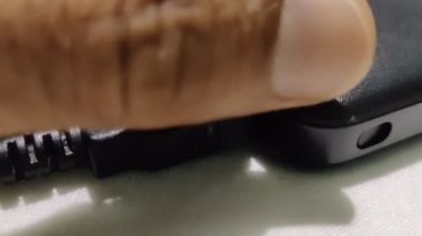 USB kabının ekipmandan çıkarılması veya bağlantısının kesilmesi (Power Bank)