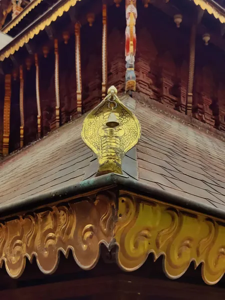 Vista Cor Dourada Sino Templo Forma Cobra Anexada Telhado Antiga — Fotografia de Stock