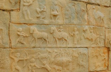 Hampi, Karnataka, Hindistan - 30 Temmuz 2021 Antik taş oymacılığı Hampi Vijayanagara medeniyetinin mimari görünümünü bozdu