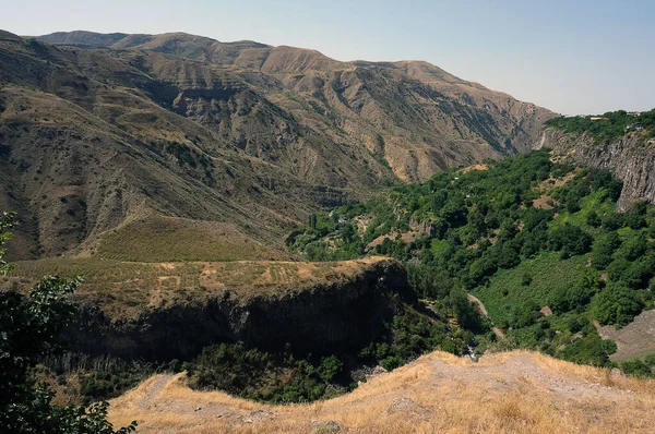 Montañas Armenia Con Precipicio Bosque Camino Día Soleado — Foto de Stock