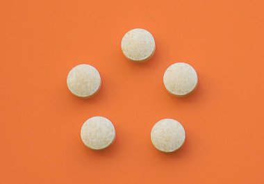 yuvarlak dışbükey tabletler sağlığı korumak için vitaminler