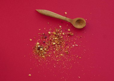 Pişirmek için kırmızı biberli kaşık