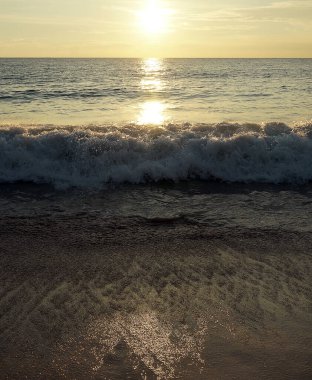İspanya 'da yaz akşamında deniz üzerinde gün batımı
