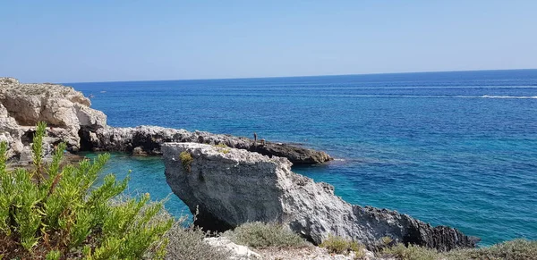 シチリア島の晴れた日の海上岩崖 — ストック写真