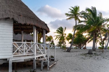 Ahşap Kulübe Whit deniz manzarası, Cancun ahşap kulübe, Karayip gün batımı
