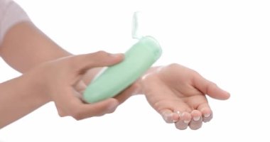 El dezenfektanı, alkol jeli, küçük taşınabilir şişe dağıtıcısı, görüntü kaynağı, tasarım şablonu kullanarak ellerini beyaz, izole arka planda ovuşturan bir kadın.