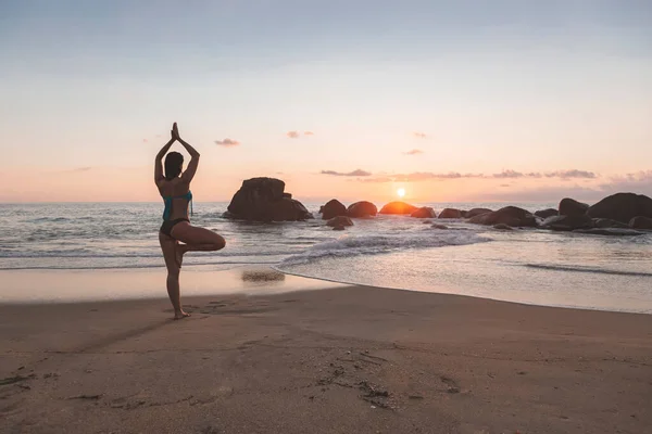 Молодая Латинская Женщина Синем Бикини Практикующая Йогу Пляже Закате Фитнес — стоковое фото