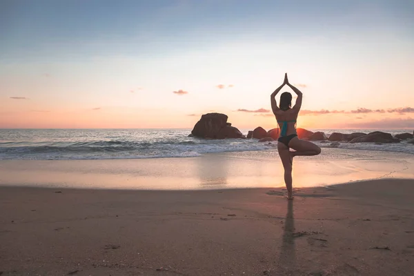 Latin Woman Wearing Blue Bikini Practicing Yoga Beach Sunset Fitness — Stock Photo, Image