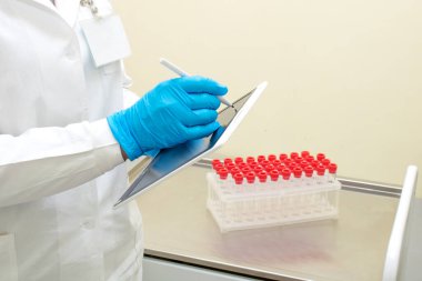Doktor analiz için sevk mektubu yazar.