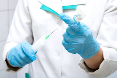 Doktor şırınganın içine şırınga çeker.
