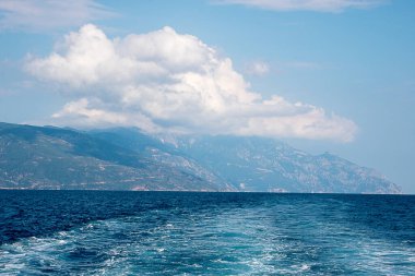 Yunanistan 'daki Athos Dağı üzerinde büyük beyaz bulut