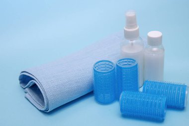 Mavi arka planda saç bakım aksesuarları