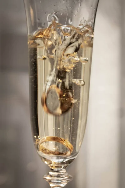 Кольца Шампане Свадьба — стоковое фото