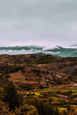 Sabahın erken saatlerinde dağ bulutlarının manzarası..
