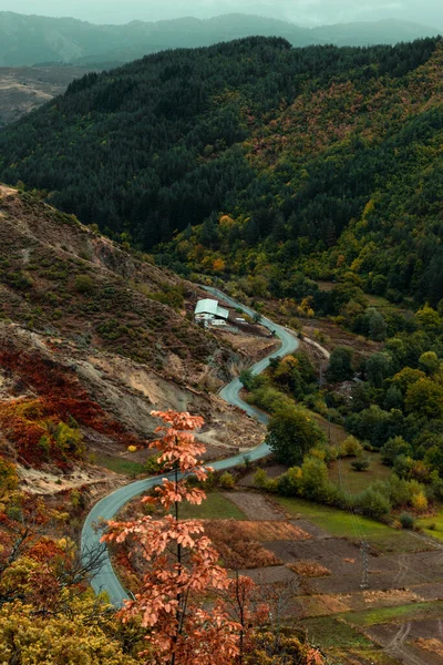 Dağlardan köye giden yol..