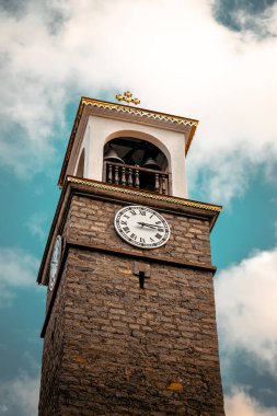 Çanı ve saati olan uzun kilise kulesi..