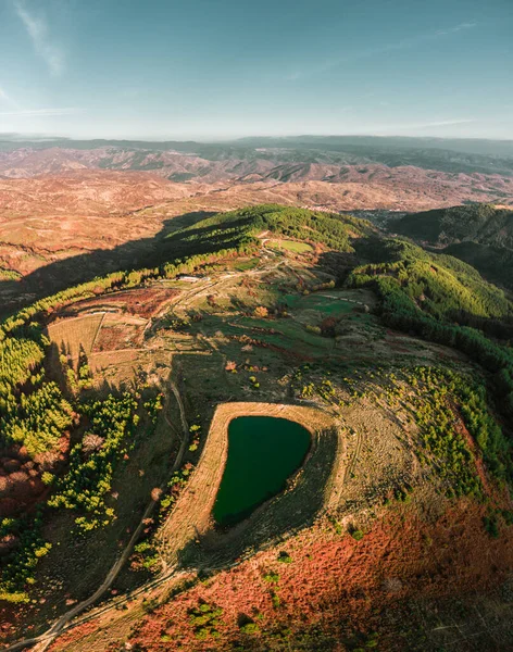 Bir tepenin üstünde göl.