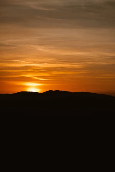 Západ Slunce Oranžovou Hořící Oblohou Nad Horou — Stock fotografie