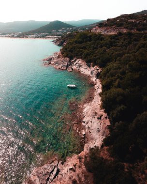 Dalgalı mavi sularla kıyı şeridinin güzel manzarası