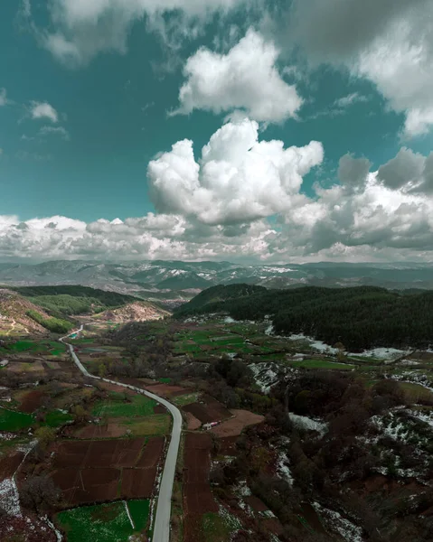 Gökyüzünün güzel manzarası ve altında yol olan bulutlar.