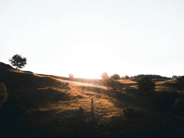 Tek başına lekelenen bir çocuğun drone 'uyla güzel bir sabah çekimi.