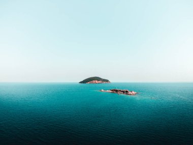 Güzel deniz manzarası ve arka planda büyük bir ada