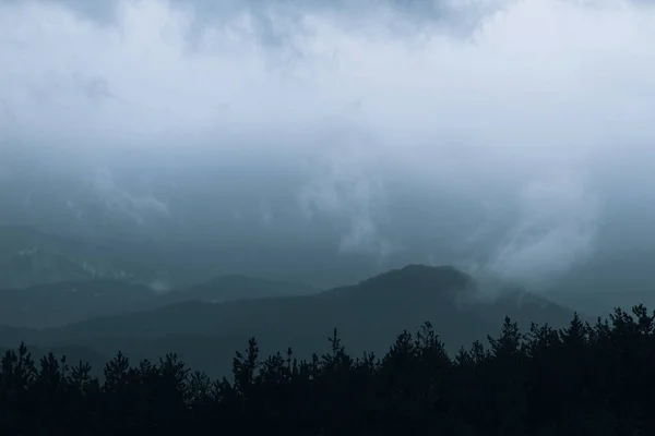 Bela Paisagem Com Nuvens Nevoeiro — Fotografia de Stock