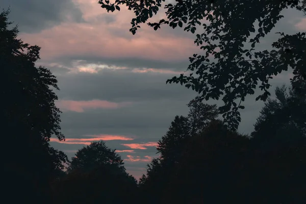 Una Dramática Puesta Sol Sobre Las Nubes — Foto de Stock