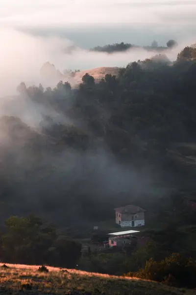 Bela Paisagem Com Uma Névoa Vale Montanha — Fotografia de Stock