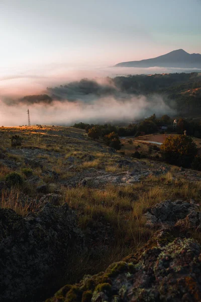 Bela Paisagem Com Uma Montanha Fundo — Fotografia de Stock