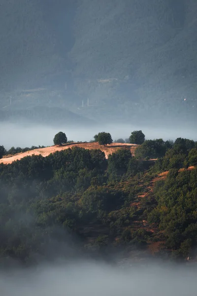 Sis ve dağlı güzel bir manzara..