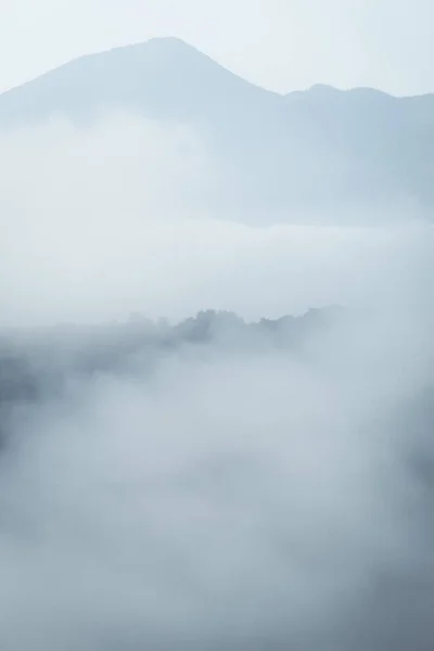 Bela Paisagem Com Nevoeiro Nad Nuvens — Fotografia de Stock