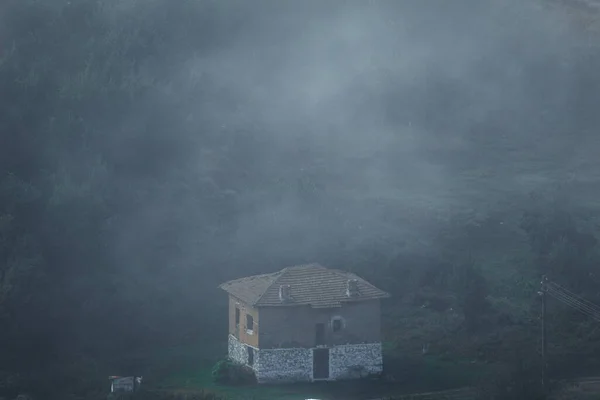 Dağlarda terk edilmiş eski bir ev.