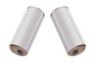 Boş boş enerji içeceği, beyaz bir arka planda izole edilmiş gibi duruyor..