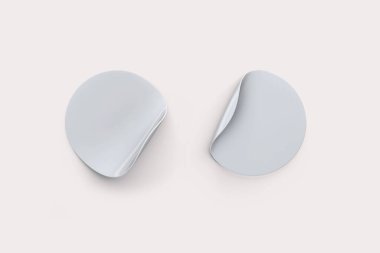 Boş beyaz yuvarlak kağıt etiketi beyaz arkaplanda izole edilmiş etiket seti koleksiyonunu uydur. 3d oluşturma.