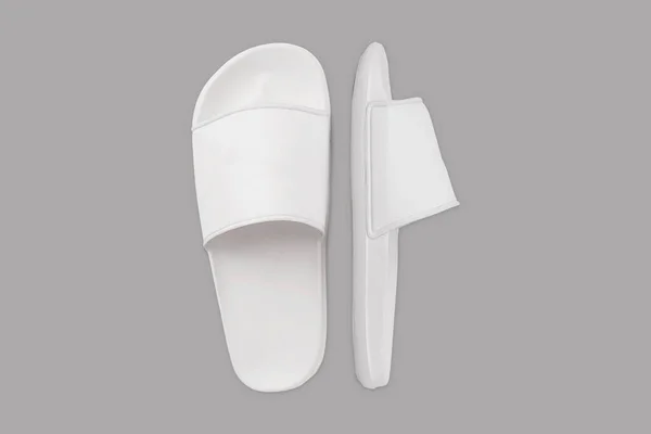 Boş Beyaz Lastik Sandalet Terlik Şablon Modeli Gri Arka Planda — Stok fotoğraf