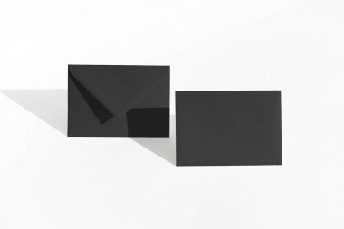 Öndeki ve arkadaki siyah zarf beyaz arka planda izole edilmiş. modelleme şablonu, 3d oluşturma.