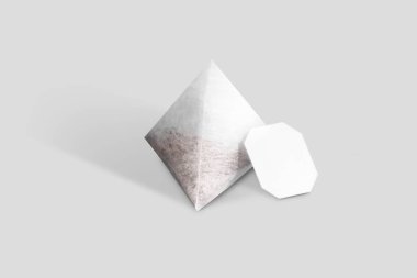 Etiketli ve kuru yapraklı boş çay poşetleri. Çay kutusu ambalajı, boş beyaz karton kutu, karton kutu, gri arka planda izole edilmiş. 3D sunum. Yiyecek ürünleri reklam modeli..
