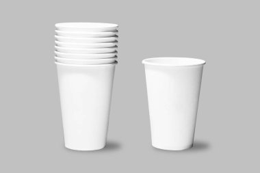 Gri bir arka planda izole edilmiş kahve hokkası modeli. Kahve ya da kafe tasarımı için iki karton kahve fincanı ve Kraft kağıt alışveriş torbası hazır. 3D görüntüleme. Çevre dostu ve sıfır atık.