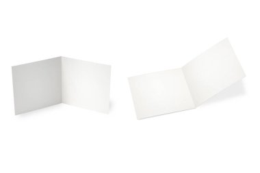 Beyaz arka planda boş beyaz çift kare broşür modeli var. Çift katlı broşür, şablonu oluşturur. 3D Hazırlama. Broşür. Beyaz kart üzerindeki boş kare tebrik kartları..