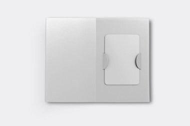 Boş boş hediye kartı sahibi beyaz arka planda izole edilmiş şekilde taklit ediyor. 3d oluşturma.