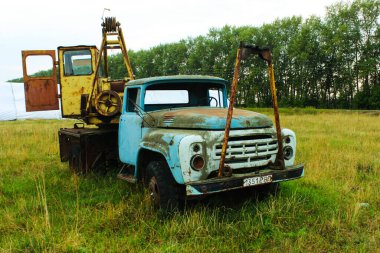 Eski bir kamyon vinci tarlaya atıldı.