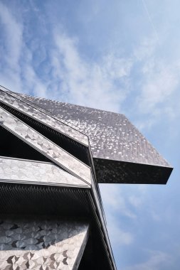 Paris Filarmoni Orkestrası (Philharmonie de Paris) ve Parc de la Villette 'deki ön cephe detayları. Jean Nouvel tarafından tasarlandı. Kompleks eşsiz bir mimari ve kültürel merkezdir..