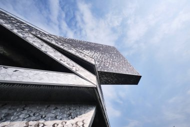 Paris Filarmoni Orkestrası (Philharmonie de Paris) ve Parc de la Villette 'deki ön cephe detayları. Jean Nouvel tarafından tasarlandı. Kompleks eşsiz bir mimari ve kültürel merkezdir..