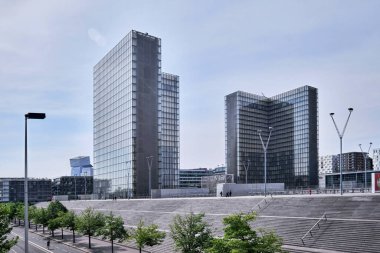 Paris 'te 1995' te inşa edilen Milliyetçi Francois Mitterrand adlı yapı Fransız mimar Dominique Perrault tarafından dört açık kitap olarak tasarlandı..