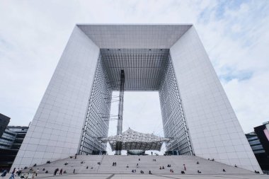 La Defense Financial District 'in Büyük Kemeri (La Grande Arche), 1982 yılında Johan Otto von Spreckelsen ve Erik Reitzel tarafından tasarlandı.