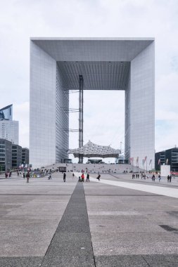 La Defense Financial District 'in Büyük Kemeri (La Grande Arche), 1982 yılında Johan Otto von Spreckelsen ve Erik Reitzel tarafından tasarlandı.